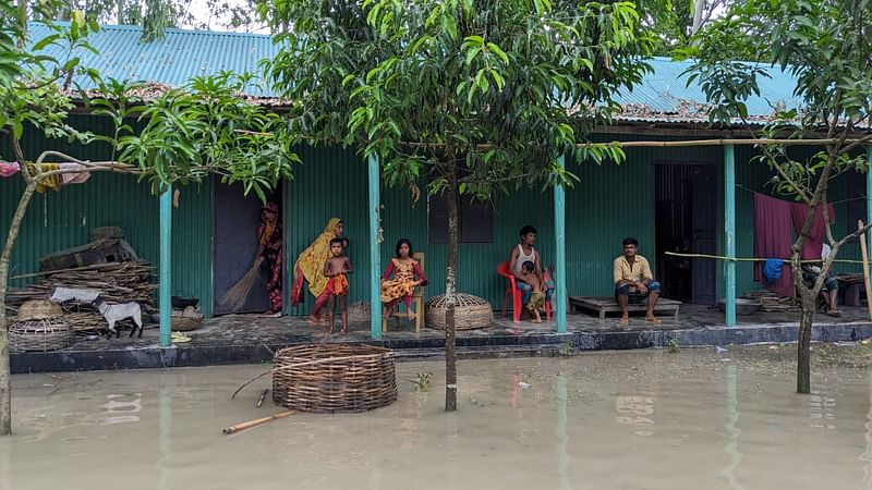 কুড়িগ্রাম সদর উপজেলার ঘোগাদহ ইউনিয়নের প্রথম আলো চর আলোর পাঠশালায় ঠাঁই নিয়েছেন বানভাসি লোকজন। গত শুক্রবার বিকেলে আলোর পাঠশালায়